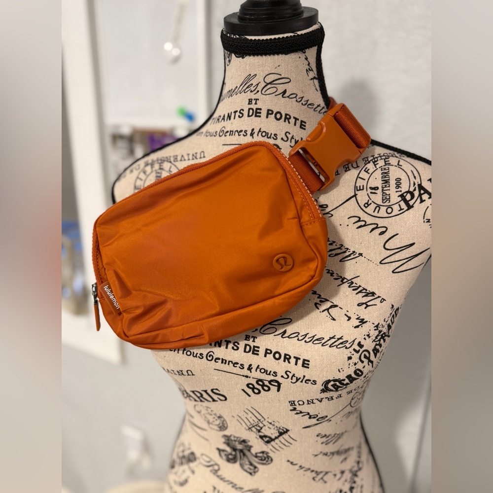 Lululemon Everywhere Belt Bag NWT Burnt Orange Nylon Crossbody Belt Bag - Picture 3 of 9
